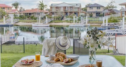 Nabilla Court - Waterfront Luxury with Paddleboards - Holiday Yamba