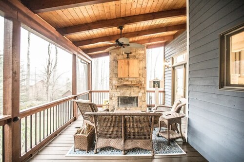 Spacious Apple Valley Home with Mountain Views