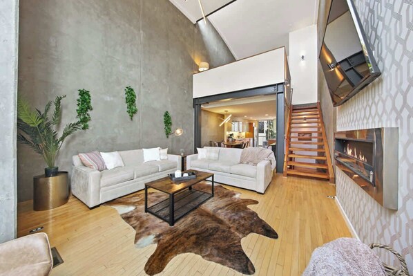 电视、壁炉、办公室