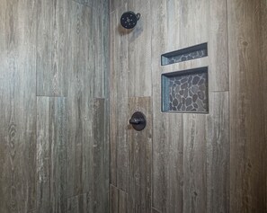 Ensemble douche/baignoire, sĂšche-cheveux, serviettes fournies
