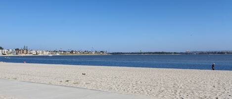 Beach nearby, sun-loungers, beach towels