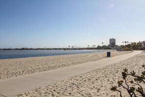 Beach nearby, sun loungers, beach towels - One bedroom, new construction in Pacific Beach (San Diego)