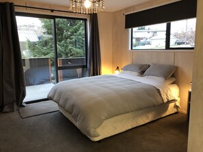 3 bedrooms, WiFi, bed sheets - Brand new with stunning views and lake access. Handy location out of the traffic (Otago)