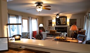 Smart-tv, eldstad, böcker och ett musikbibliotek