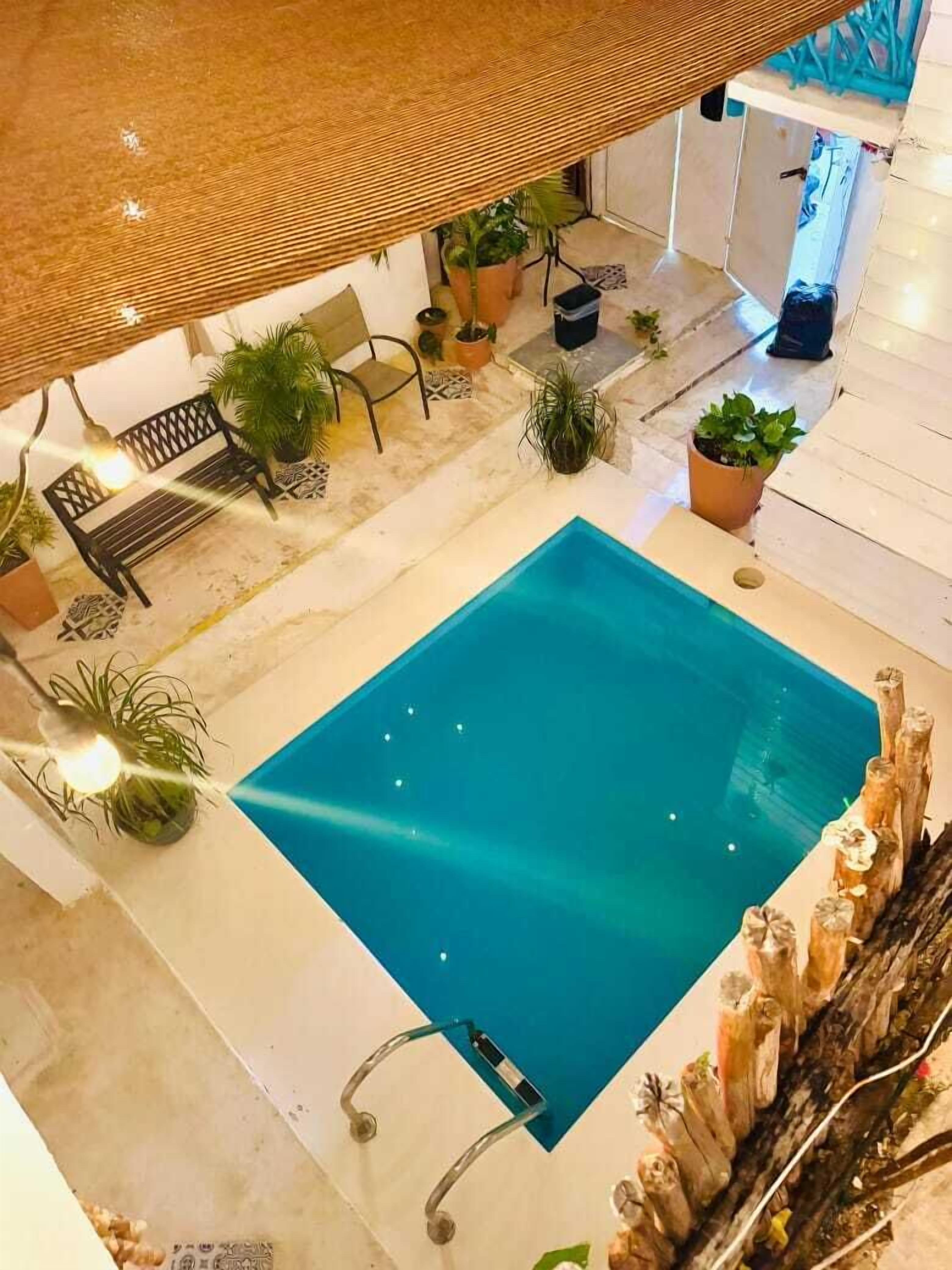 Piscina a l'aire lliure, para-sols i gandules 