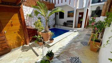 Piscina all'aperto, ombrelloni da piscina, lettini