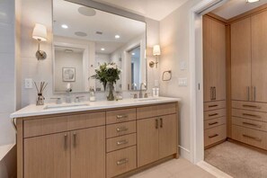 Combined shower/bathtub, hair dryer, shampoo