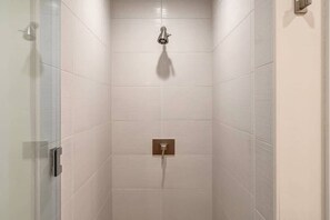 Ensemble douche/baignoire, sèche-cheveux, shampoing