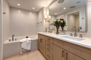 Ensemble douche/baignoire, sĂšche-cheveux, serviettes fournies