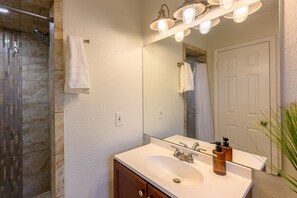 Combined shower/bathtub, hair dryer, towels, soap - The Bright Home (Odessa)