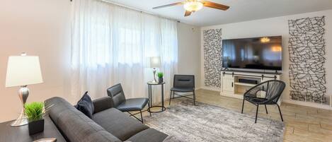 Smart TV, fireplace