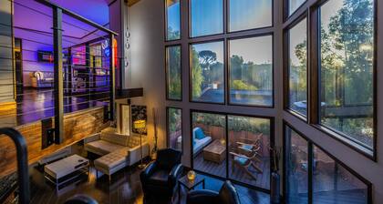 Scenic Canyon 4-Bed Retreat: Hot Tub, Hiking Trails, EV Charger & Private Garden