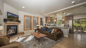 Flatscreentelevisie en een open haard