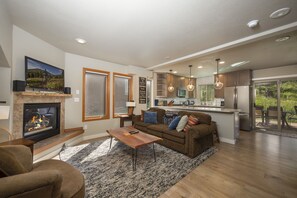 Flat-screen TV, fireplace - Modern Lush Duplex in the heart of the Mountains (Silverthorne)