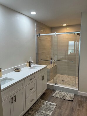 Bañera con ducha, secador de pelo, toallas, jabón