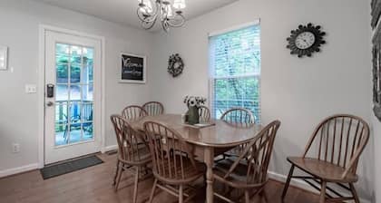 Covenant Cottage with outdoor dining!