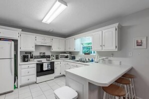 Kjøleskap, mikrobølgeovn, ovn og kokeplater