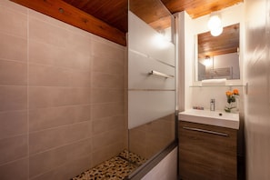 Een douche, een haardroger, handdoeken