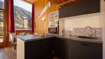 Réfrigérateur, micro-ondes, plaque de cuisson, cafetière/bouilloire