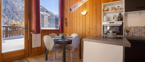 Kühlschrank, Mikrowelle, Herdplatte, Wasserkocher mit Kaffee-/Teezubehör