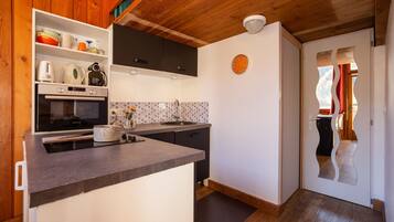 Réfrigérateur, micro-ondes, plaque de cuisson, cafetière/bouilloire