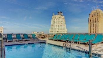 THE GRAND - Modern DT Apts with Free Parking by Zencity