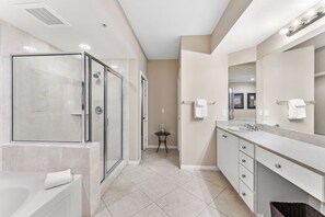 Combined shower/bathtub, jetted bath, hair dryer, towels