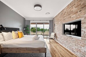 4 bedrooms, desk, iron/ironing board, WiFi