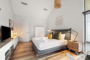 4 bedrooms, iron/ironing board, WiFi, bed sheets