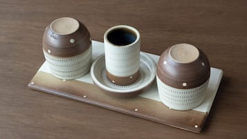 Un juego de tres tazas y platillos de cerámica sobre una bandeja de madera.
