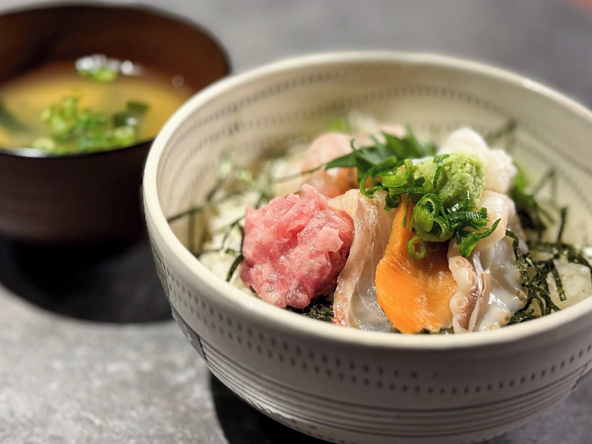Un plat de «nabemono» japonais, une sorte de fondue, contenant divers ingrédients tels que du poisson, des légumes et de la viande.