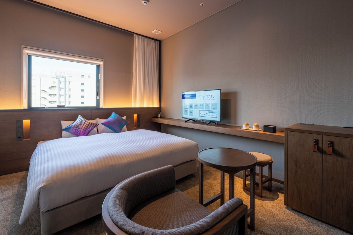 Deluxe tweepersoonskamer, niet-roken (Height Ceiling) | 1 slaapkamer, luxe beddengoed, donzen dekbedden, een kluis op de kamer