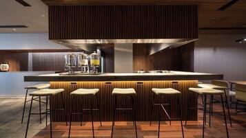 Breakfast and lunch served, local and international cuisine