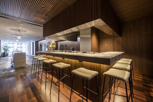 Desayuno buffet diario (JPY 2600 por persona)