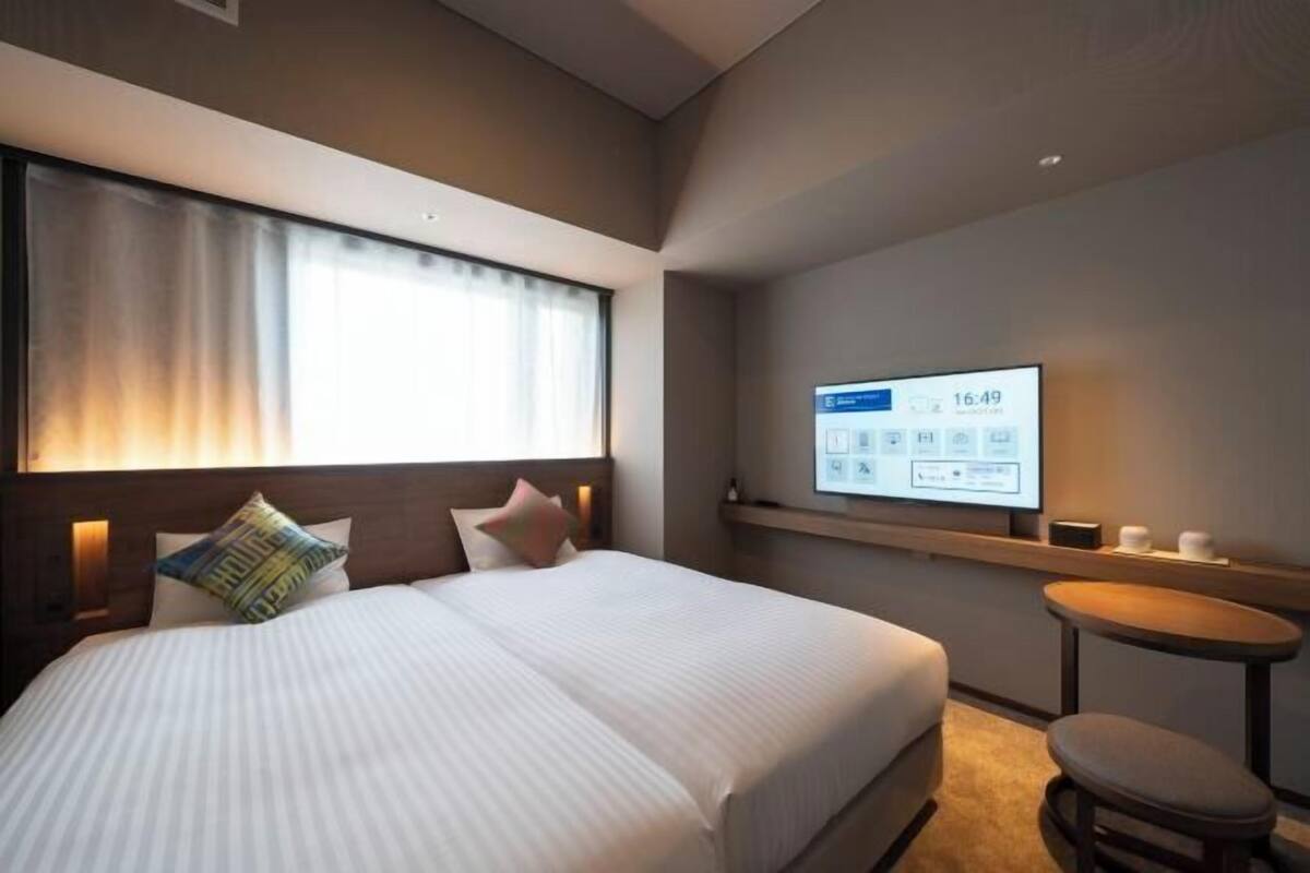 1 bedroom, premium bedding, down comforters, in-room safe