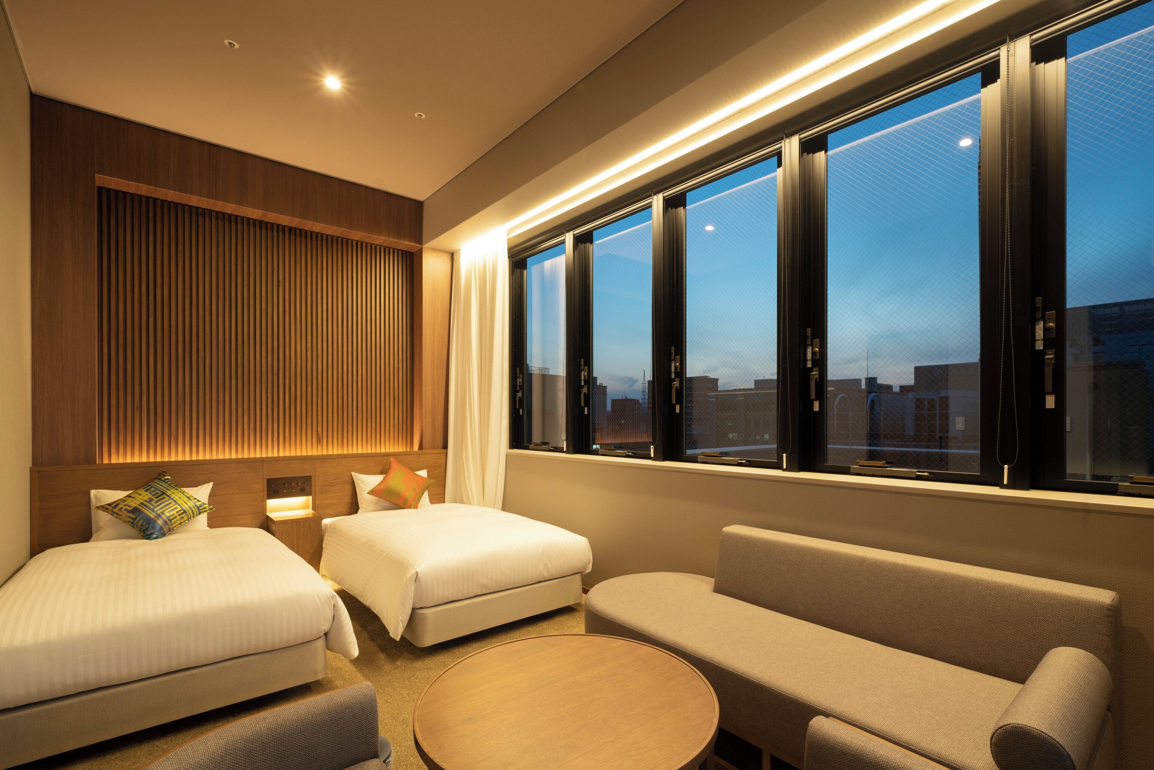 羽毛の掛け布団、セーフティボックス (室  内)、遮光カーテン、アイロン / アイロン台