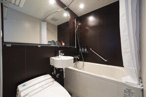 Shower, free toiletries, hair dryer, slippers - Hotel Oriental Express Fukuoka Nakasu Kawabata (Fukuoka)