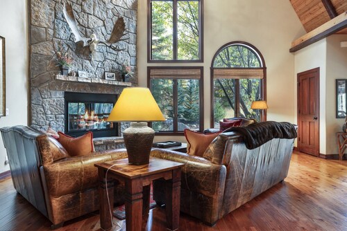 Luxurious & Large with Private Hot Tub - 3 Living Rooms - Convenient to Free Bus