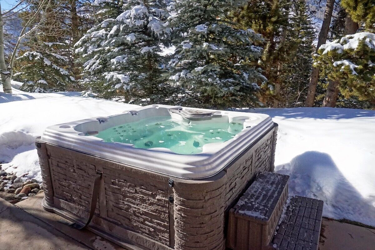 Private Hot Tub, Luxurious & Large with 3 Living Rooms, Convenient to Free Bus