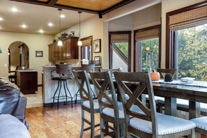 Dining - Luxurious & Large with Private Hot Tub - 3 Living Rooms - Convenient to Free Bus (Vail)