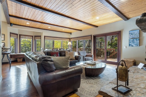 Luxurious & Large with Private Hot Tub - 3 Living Rooms - Convenient to Free Bus