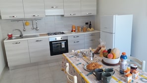 Una cocina moderna con lavavajillas, estufa y refrigerador.