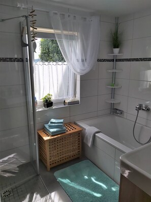 Badewanne, Haartrockner, Handtücher, Seife