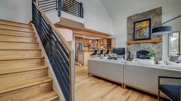 TV connectée, cheminée, jeux vidéo, livres