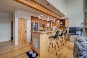 Fridge, microwave, oven, stovetop - Enjoy a Fun Family Jaunt to Escape Chalet (Steamboat Springs)