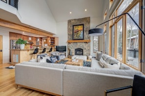 Smart TV, fireplace, video games, books - Fun Family Jaunt to Modern Chalet • Chef's Kitchen • Hot Tub • AC • EV (Steamboat Springs)