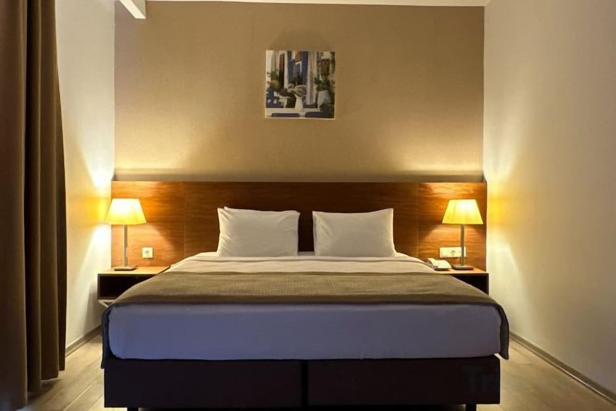 Hypo-allergenic bedding available, pillowtop beds, minibar, desk