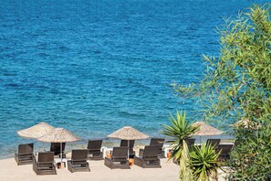 プライベートビーチ、ビーチカバナ (無料)、サンラウンジャー、ビーチパラソル