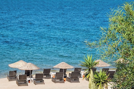 Private beach, free beach cabanas, sun-loungers, beach umbrellas. La Quinta by Wyndham Cesme