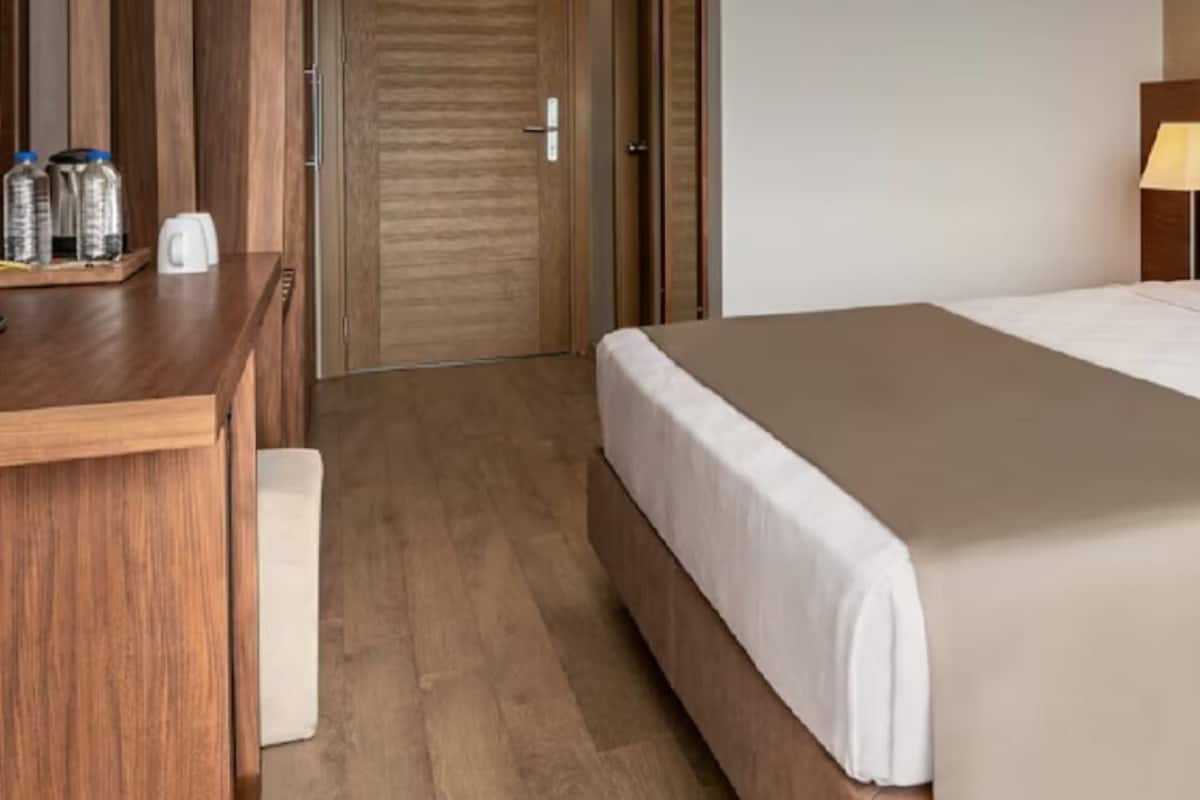 Literie hypoallergénique, surmatelas, minibar, bureau